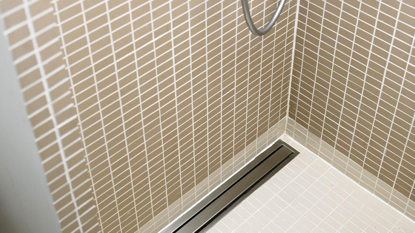 Shower-brown-slot-grating-long-2_edit